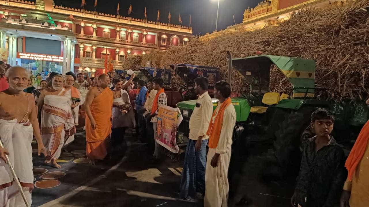 ಬರಗಾಲದಲ್ಲಿಯೂ ಮಂತ್ರಾಲಯ ಮಠದ ಗೋ ಶಾಲೆಗೆ ಮೇವು ದಾನ: ರೈತರ ಕಾರ್ಯಕ್ಕೆ ಶ್ರೀಗಳ ಮೆಚ್ಚುಗೆ ಬರಗಾಲದಲ್ಲಿಯೂ ಮಂತ್ರಾಲಯ ಮಠದ ಗೋ ಶಾಲೆಗೆ ಮೇವು ದಾನ: ರೈತರ ಕಾರ್ಯಕ್ಕೆ ಶ್ರೀಗಳ ಮೆಚ್ಚುಗೆ