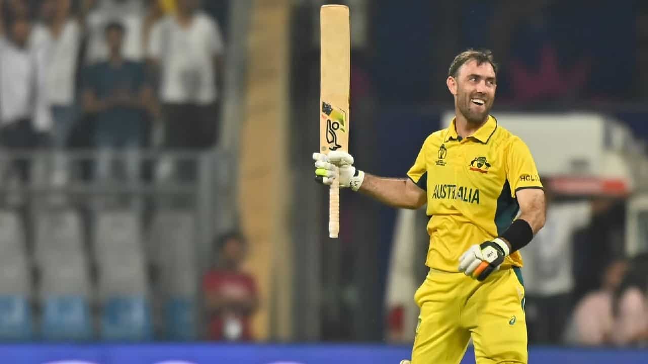 ವೆಲ್ಲಿಂಗ್ಟನ್ನಲ್ಲಿ ನಡೆದ ಆತಿಥೇಯ ನ್ಯೂಝಿಲೆಂಡ್ ವಿರುದ್ಧದ ಮೊದಲ ಪಂದ್ಯದಲ್ಲಿ ಗ್ಲೆನ್ ಮ್ಯಾಕ್ಸ್ವೆಲ್ 11 ಎಸೆತಗಳಲ್ಲಿ 2 ಸಿಕ್ಸ್ ಹಾಗೂ 2 ಫೋರ್ಗಳೊಂದಿಗೆ 25 ರನ್ ಬಾರಿಸಿದ್ದರು. ಈ ವೇಳೆ ಸಿಡಿಸಿದ ಎರಡು ಸಿಕ್ಸ್ಗಳೊಂದಿಗೆ ಆಸ್ಟ್ರೇಲಿಯಾ ಪರ ಟಿ20 ಕ್ರಿಕೆಟ್ನಲ್ಲಿ ಅತ್ಯಧಿಕ ಸಿಕ್ಸ್ ಬಾರಿಸಿದ ಬ್ಯಾಟರ್ಗಳ ಪಟ್ಟಿಯಲ್ಲಿ ಮ್ಯಾಕ್ಸಿ ಅಗ್ರಸ್ಥಾನಕ್ಕೇರಿದ್ದಾರೆ. ಅದು ಕೂಡ ಮಾಜಿ ನಾಯಕ ಆರೋನ್ ಫಿಂಚ್ ದಾಖಲೆಯನ್ನು ಸರಿಗಟ್ಟುವ ಮೂಲಕ ಎಂಬುದು ವಿಶೇಷ.