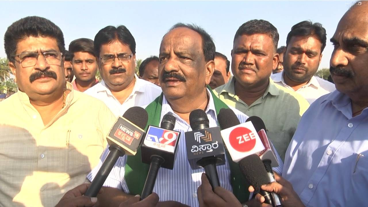 ನವಲಗುಂದ ಕ್ಷೇತ್ರವನ್ನ ಸಿಎಂ ಸಿದ್ದರಾಮಯ್ಯಗೆ ದತ್ತು ನೀಡ್ತೇವೆ- ಶಾಸಕ ಕೋನರೆಡ್ಡಿ ನವಲಗುಂದ ಕ್ಷೇತ್ರವನ್ನ ಸಿಎಂ ಸಿದ್ದರಾಮಯ್ಯಗೆ ದತ್ತು ನೀಡ್ತೇವೆ- ಶಾಸಕ ಕೋನರೆಡ್ಡಿ