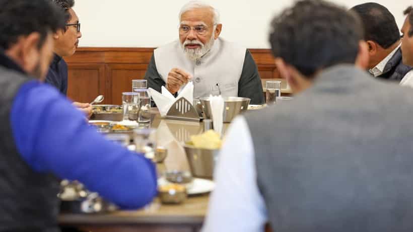 ಸಂಸತ್ನ ಕ್ಯಾಂಟೀನ್ನಲ್ಲಿ ಸಂಸದರೊಂದಿಗೆ ಊಟ ಮಾಡಿದ ಪ್ರಧಾನಿ ಮೋದಿ