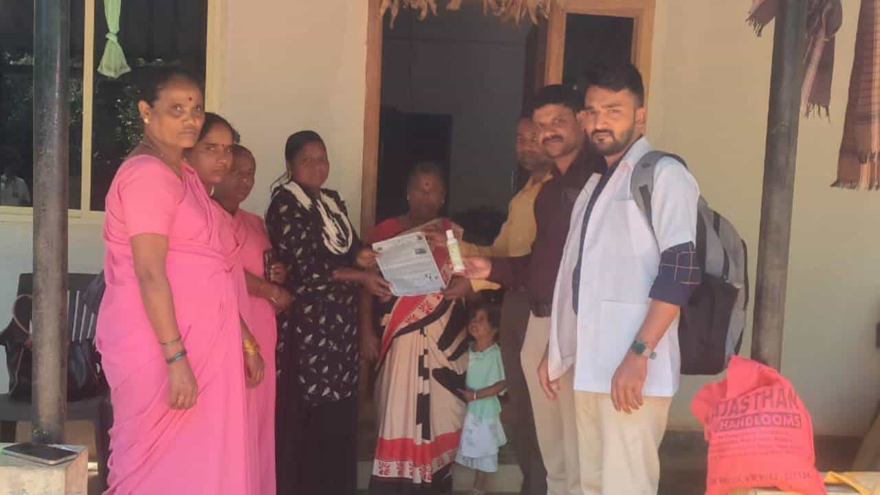 ಮಂಗನ ಕಾಯಿಲೆಗೆ ವೃದ್ಧ ಬಲಿ: ಆರೋಗ್ಯ ಇಲಾಖೆ ಹೈಅಲರ್ಟ್, ಮನೆ ಮನೆಗೆ ತೆರಳಿ ಔಷಧಿ ವಿತರಣೆ ಮಂಗನ ಕಾಯಿಲೆಗೆ ವೃದ್ಧ ಬಲಿ: ಆರೋಗ್ಯ ಇಲಾಖೆ ಹೈಅಲರ್ಟ್, ಮನೆ ಮನೆಗೆ ತೆರಳಿ ಔಷಧಿ ವಿತರಣೆ