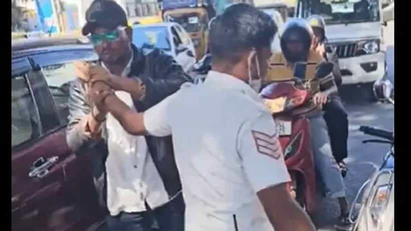 ಹೆಲ್ಮೆಟ್ ಹಾಕದಿರುವುದನ್ನು ಪ್ರಶ್ನಿಸಿದ್ದಕ್ಕೆ ಪೊಲೀಸಪ್ಪನ ಕೈಕಚ್ಚಿದ ಬೈಕ್ ಸವಾರ, ವಿಡಿಯೋ ನೋಡಿ