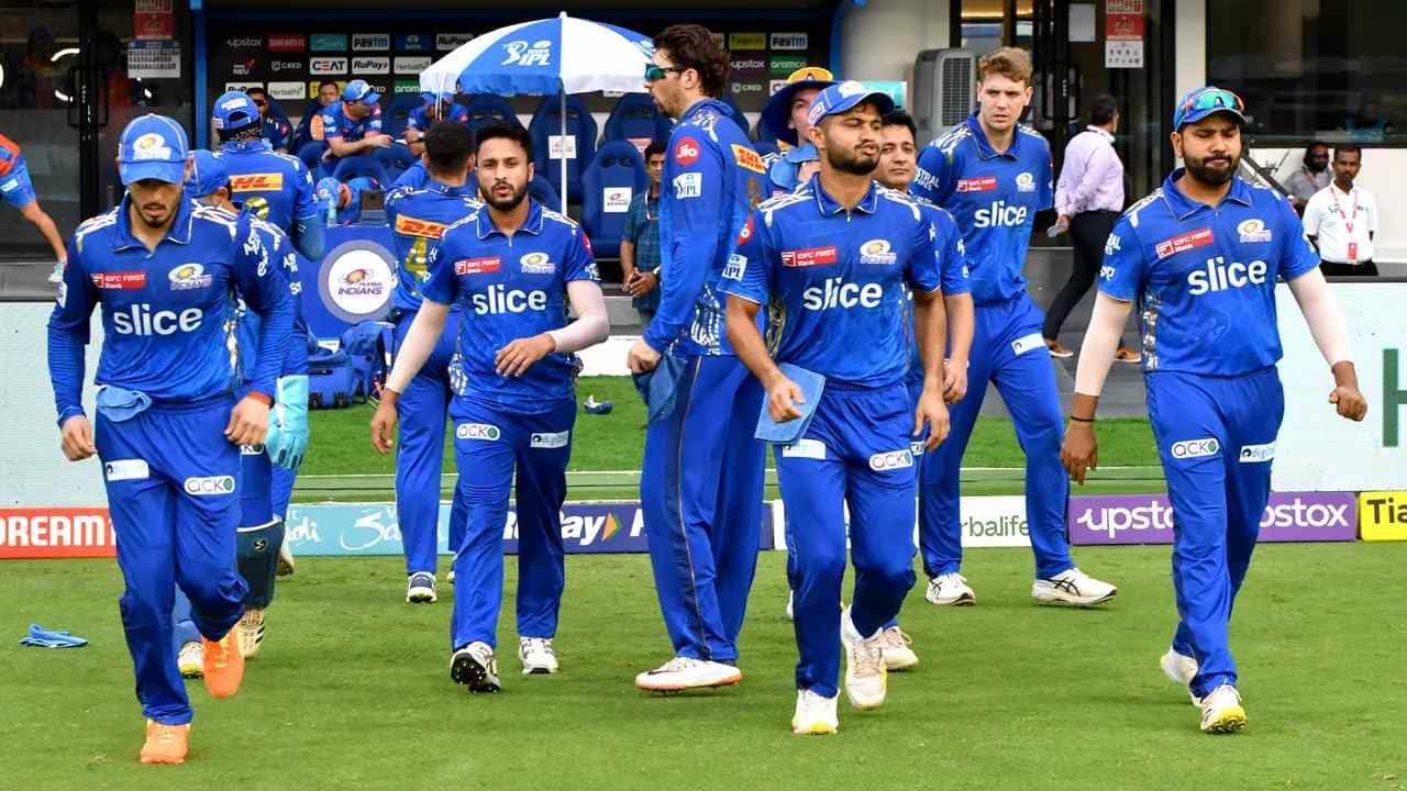 ಇಂಡಿಯನ್ ಪ್ರೀಮಿಯರ್ ಲೀಗ್ ಸೀಸನ್-17 (IPL 2024) ಆರಂಭಕ್ಕೂ ಮುನ್ನವೇ ಮುಂಬೈ ಇಂಡಿಯನ್ಸ್ (Mumbai Indians) ತಂಡದಲ್ಲಿ ಎಲ್ಲವೂ ಸರಿಯಿಲ್ಲ ಎಂಬುದು ಈಗಾಗಲೇ ಜಗಜ್ಜಾಹೀರಾಗಿದೆ. ಮುಂಬೈ ತಂಡದ ನಾಯಕತ್ವದ ಬದಲಾವಣೆಯೊಂದಿಗೆ ಕಾಣಿಸಿಕೊಂಡ ಈ ಒಳಬೇಗುದಿ ಇನ್ನೂ ಸಹ ತಣ್ಣಗಾಗಿಲ್ಲ. ಅಲ್ಲದೆ ಇದು ತಣ್ಣಗಾಗುವ ಲಕ್ಷಣ ಕೂಡ ಇಲ್ಲ.