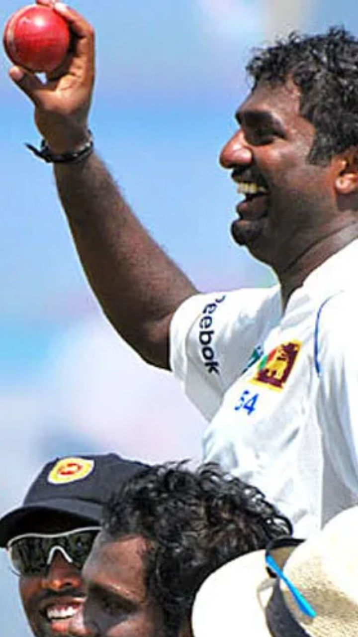 ಶ್ರೀಲಂಕಾದ ಮುತ್ತಯ್ಯ ಮುರಳೀಧರನ್ 133 ಟೆಸ್ಟ್ ಪಂದ್ಯಗಳಲ್ಲಿ 67 ಬಾರಿ 5 ವಿಕೆಟ್ ಪಡೆದಿದ್ದಾರೆ.