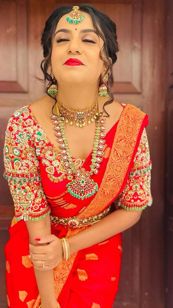 ಮೈಸೂರಿಗೆ ತೆರಳುವಾಗ ನಮ್ರತಾ ಅವರು ಸೀರೆ ಧರಿಸಿದ್ದರು. ಸೀರೆಯಲ್ಲಿ ಅವರು ಮಸ್ತ್ ಪೋಸ್​ ಕೊಟ್ಟಿದ್ದಾರೆ.