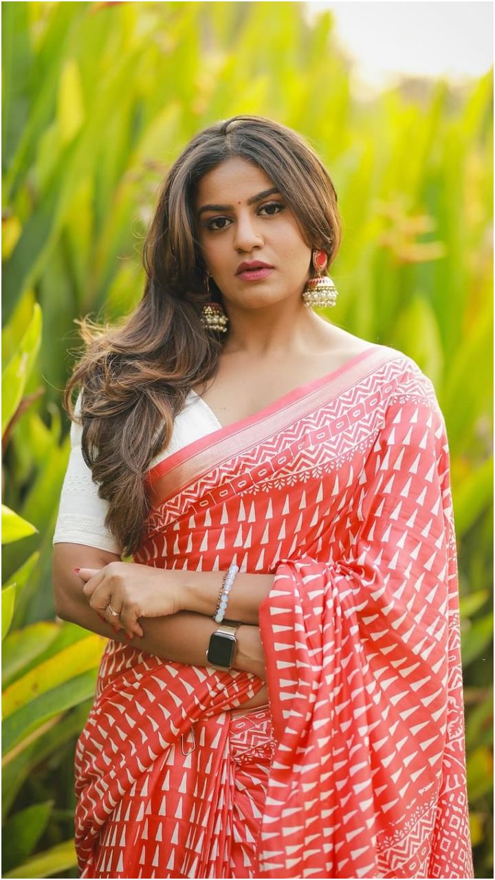 ಬಣ್ಣ ಬಣ್ಣದ ಸೀರೆ ಧರಿಸಿ ಕಣ್ಮನ ಸೆಳೆಯುವ ನಟಿ ನಮ್ರತಾ ಗೌಡ.