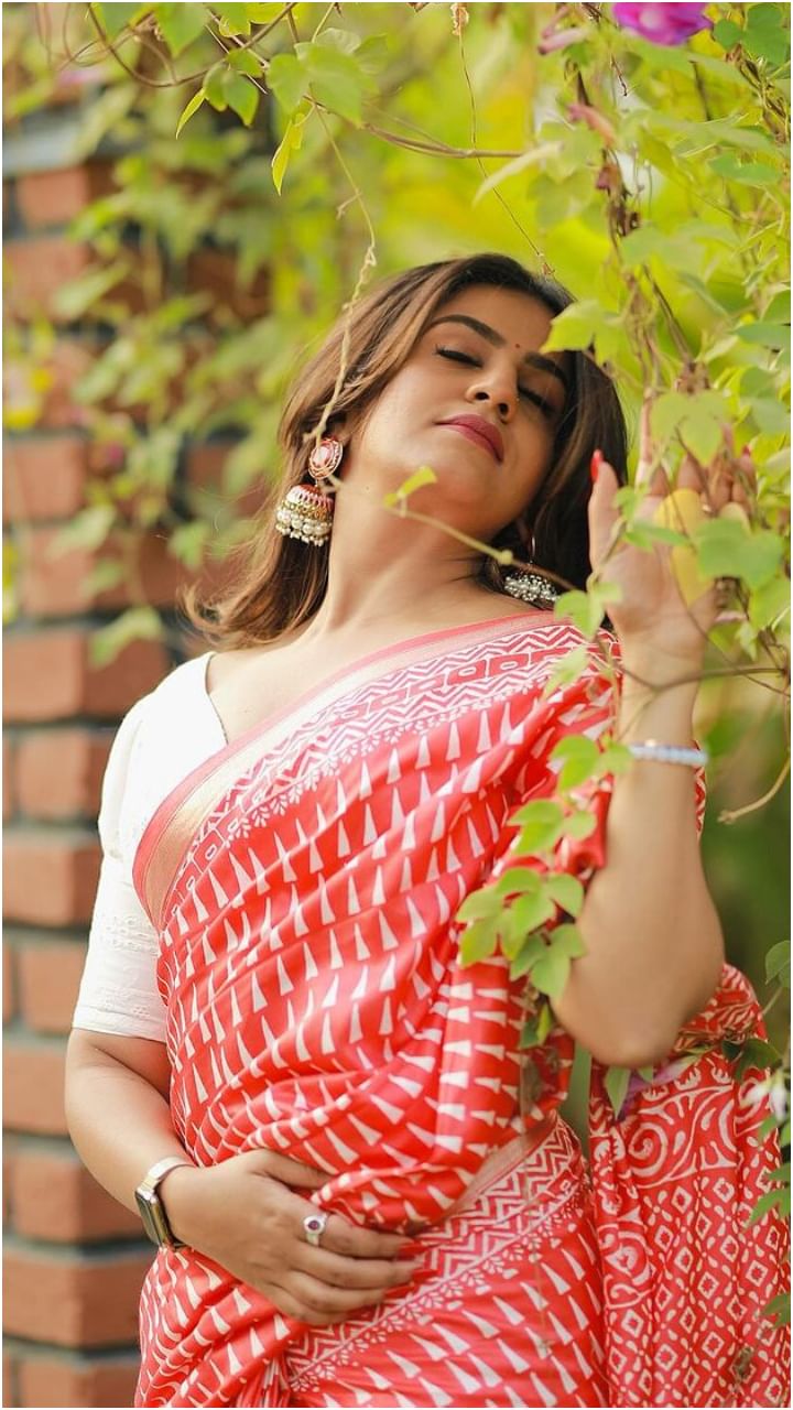 ಬಣ್ಣ ಬಣ್ಣದ ಸೀರೆ ಧರಿಸಿ ಕಣ್ಮನ ಸೆಳೆಯುವ ನಟಿ ನಮ್ರತಾ ಗೌಡ.