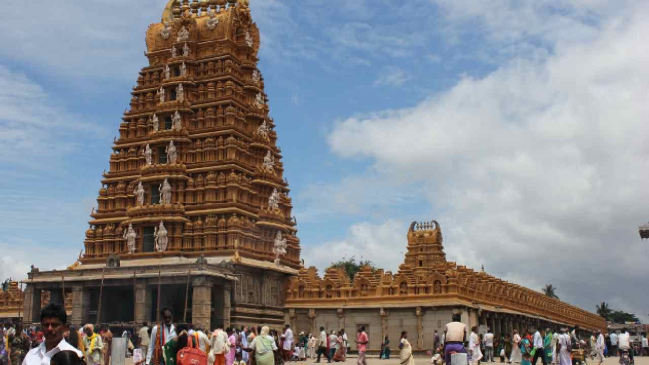 ಮೈಸೂರು ಜಿಲ್ಲೆಯ ನಂಜನಗೂಡು ಶ್ರೀಕಂಠೇಶ್ವರ ದೇವಸ್ಥಾನಕ್ಕೆ ಈ ಬಾರಿ 26.71ಕೋಟಿ ರೂಪಾಯಿ ಆದಾಯ ಬಂದಿದೆ. ಇನ್ನು ಕಳೆದ ವರ್ಷ 18.49 ಕೋಟಿ ರೂಪಾಯಿ ಆದಾಯ ಬಂದಿತ್ತು.