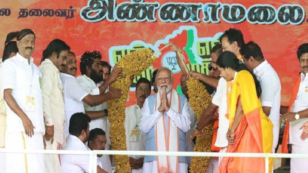 ತಮಿಳುನಾಡು: 67 ಕೆಜಿ ತೂಕದ ಅರಿಶಿನ ಮಾಲೆ, ಕೈಯಲ್ಲೇ ನೇಯ್ದ ಶಾಲು, ಈರೋಡ್​ನ ಜನತೆ ಮೋದಿಯನ್ನು ಸ್ವಾಗತಿಸಿದ್ದು ಹೀಗೆ