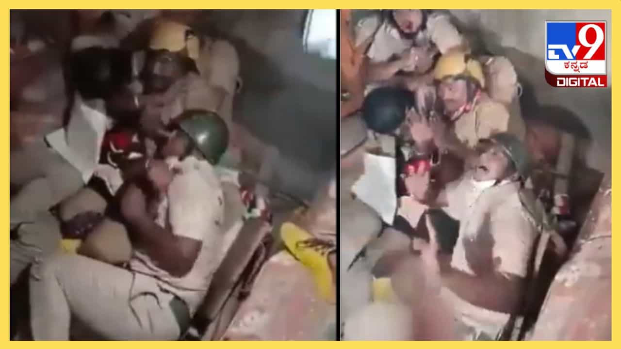 Viral Video: ಪೊಲೀಸರಿಗೆ ಇಲ್ಲವಾಯ್ತಾ ರಕ್ಷಣೆ; ಠಾಣೆಗೆ ನುಗ್ಗಿ ಆರಕ್ಷಕರ ಮೇಲೆ ಅಮಾನುಷವಾಗಿ ಹಲ್ಲೆ Viral Video: ಪೊಲೀಸರಿಗೆ ಇಲ್ಲವಾಯ್ತಾ ರಕ್ಷಣೆ; ಠಾಣೆಗೆ ನುಗ್ಗಿ ಆರಕ್ಷಕರ ಮೇಲೆ ಅಮಾನುಷವಾಗಿ ಹಲ್ಲೆ