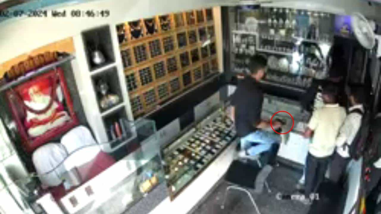 ನೆಲಮಂಗಲ: ಹಾಡುಹಗಲೆ ಪಿಸ್ತೂಲ್ ತೋರಿಸಿ ಚಿನ್ನಾಭರಣ ದೋಚಲು ಯತ್ನಿಸಿದ ದುಷ್ಕರ್ಮಿಗಳು
