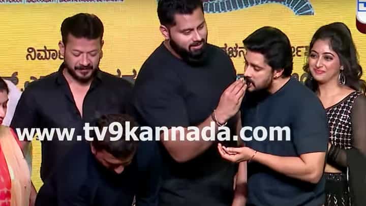 ನೆನಪಿರಲಿ ಪ್ರೇಮ್ ಚಿತ್ರರಂಗಕ್ಕೆ ಕಾಲಿಟ್ಟು 22 ವರ್ಷ; ಕೇಕ್ ಕತ್ತರಿಸಿ ಸಂಭ್ರಮಿಸಿದ ತಂಡ ನೆನಪಿರಲಿ ಪ್ರೇಮ್ ಚಿತ್ರರಂಗಕ್ಕೆ ಕಾಲಿಟ್ಟು 22 ವರ್ಷ; ಕೇಕ್ ಕತ್ತರಿಸಿ ಸಂಭ್ರಮಿಸಿದ ತಂಡ