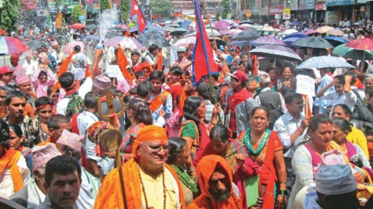ನೇಪಾಳದಲ್ಲಿ ಮತ್ತೆ ಹಿಂದೂ ರಾಷ್ಟ್ರದ ಕೂಗು, ಎಲ್ಲೆಡೆ ಪ್ರತಿಭಟನೆ ನೇಪಾಳದಲ್ಲಿ ಮತ್ತೆ ಹಿಂದೂ ರಾಷ್ಟ್ರದ ಕೂಗು, ಎಲ್ಲೆಡೆ ಪ್ರತಿಭಟನೆ