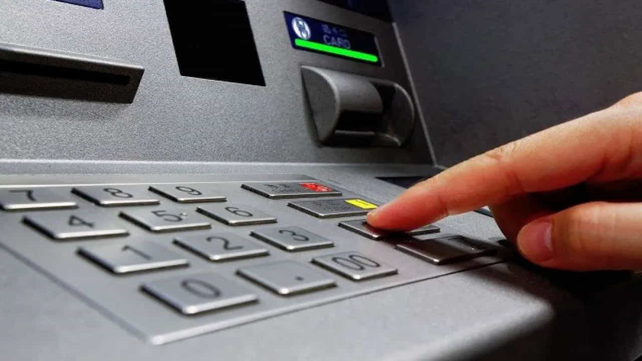 Theft in ATM : ಬ್ಯಾಂಕ್ ಎಟಿಎಂ ಕೇಂದ್ರಗಳಲ್ಲಿ ಈ ರೀತಿಯೂ ಮೋಸ ನಡೆಯುತ್ತದಾ? Theft in ATM : ಬ್ಯಾಂಕ್ ಎಟಿಎಂ ಕೇಂದ್ರಗಳಲ್ಲಿ ಈ ರೀತಿಯೂ ಮೋಸ ನಡೆಯುತ್ತದಾ?