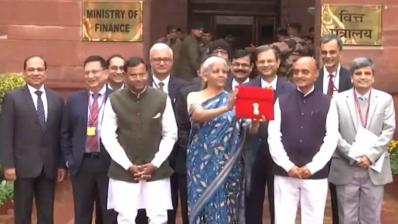 Nirmala Sitharaman Saree: ಕಳೆದ ಬಜೆಟ್ನಲ್ಲಿ ಕರ್ನಾಟಕದ ಇಳಕಲ್ ಸೀರೆಯಲ್ಲಿ ಮಿಂಚಿದ್ದ ನಿರ್ಮಲಾ ಸೀತಾರಾಮನ್ ಈ ಬಾರಿ ನೀಲಿ ಮೆರಗು
