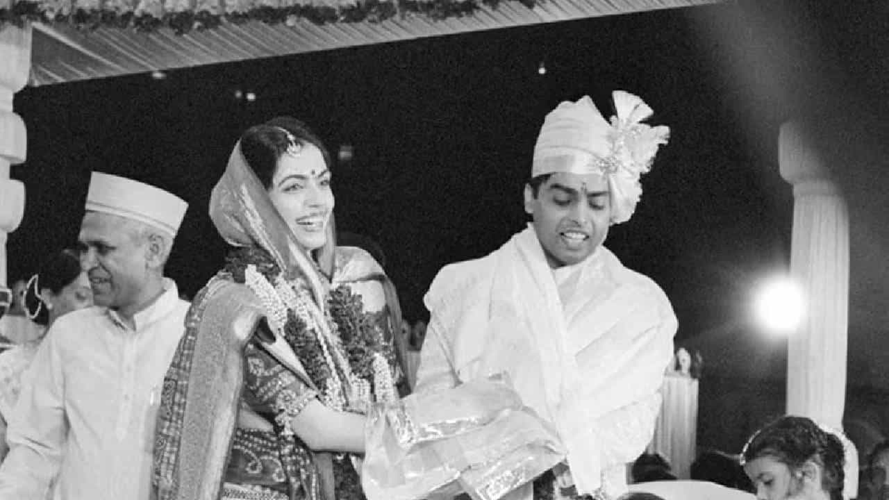 Ambani Love Story: ಫೋನ್ ಮಾಡಿದ್ದು ಅಂಬಾನಿ ಅಂತ ನಂಬದ ನೀತಾ; ಶ್ರೀಮಂತ ಮತ್ತು ಮಧ್ಯಮವರ್ಗದ ಜೋಡಿಯ ಸ್ವಾರಸ್ಯಕರ ಪ್ರೇಮಕಥೆ Ambani Love Story: ಫೋನ್ ಮಾಡಿದ್ದು ಅಂಬಾನಿ ಅಂತ ನಂಬದ ನೀತಾ; ಶ್ರೀಮಂತ ಮತ್ತು ಮಧ್ಯಮವರ್ಗದ ಜೋಡಿಯ ಸ್ವಾರಸ್ಯಕರ ಪ್ರೇಮಕಥೆ
