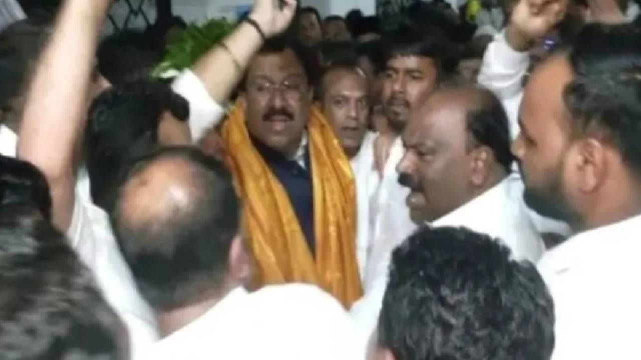 ಪಾಕ್ ಪರ ಘೋಷಣೆ ಪ್ರಕರಣ: FSL ವರದಿಯಲ್ಲಿ ಸತ್ಯ ಬಹಿರಂಗ, ಆರೋಪಿ ಬಂಧನಕ್ಕೆ ತಯಾರಿ ಪಾಕ್ ಪರ ಘೋಷಣೆ ಪ್ರಕರಣ: FSL ವರದಿಯಲ್ಲಿ ಸತ್ಯ ಬಹಿರಂಗ, ಆರೋಪಿ ಬಂಧನಕ್ಕೆ ತಯಾರಿ