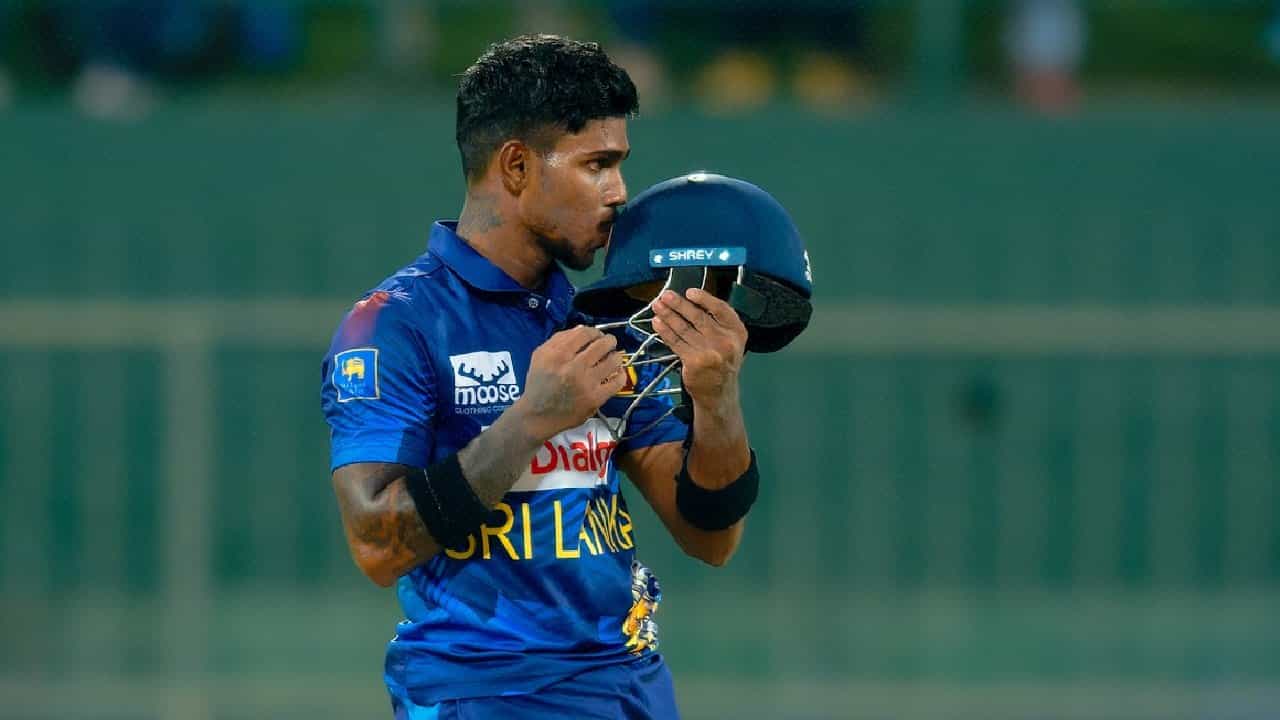 ಪಲ್ಲೆಕೆಲೆ ಅಂತಾರಾಷ್ಟ್ರೀಯ ಕ್ರಿಕೆಟ್ ಸ್ಟೇಡಿಯಂನಲ್ಲಿ ನಡೆದ ಅಫ್ಘಾನಿಸ್ತಾನ್ ವಿರುದ್ಧದ ಮೊದಲ ಏಕದಿನ ಪಂದ್ಯದಲ್ಲಿ ಶ್ರೀಲಂಕಾ ತಂಡದ ಆರಂಭಿಕ ಆಟಗಾರ ಪಾತುಮ್ ನಿಸ್ಸಂಕಾ ಭರ್ಜರಿ ಡಬಲ್ ಸೆಂಚುರಿ ಸಿಡಿಸಿ ಮಿಂಚಿದ್ದಾರೆ. ಇದರೊಂದಿಗೆ ಏಕದಿನ ಕ್ರಿಕೆಟ್ನಲ್ಲಿ ದ್ವಿಶತಕ ಬಾರಿಸಿದ ವಿಶ್ವದ 12ನೇ ಬ್ಯಾಟರ್ ಎಂಬ ಹಿರಿಮೆಗೆ ನಿಸ್ಸಂಕಾ ಪಾತ್ರರಾಗಿದ್ದಾರೆ.