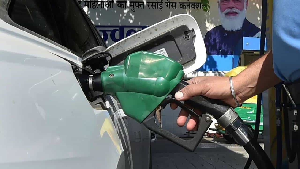 Petrol Diesel Price on February 04: ಕಚ್ಚಾತೈಲ ಬೆಲೆ ಕುಸಿತ, ಕಾಶ್ಮೀರದಿಂದ ಕನ್ಯಾಕುಮಾರಿವರೆಗೆ ಪೆಟ್ರೋಲ್, ಡೀಸೆಲ್ ದರ ಎಷ್ಟಿದೆ? Petrol Diesel Price on February 04: ಕಚ್ಚಾತೈಲ ಬೆಲೆ ಕುಸಿತ, ಕಾಶ್ಮೀರದಿಂದ ಕನ್ಯಾಕುಮಾರಿವರೆಗೆ ಪೆಟ್ರೋಲ್, ಡೀಸೆಲ್ ದರ ಎಷ್ಟಿದೆ?