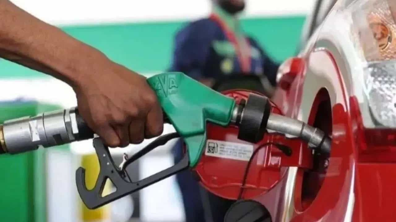 ಕಚ್ಚಾ ತೈಲ ಬೆಲೆ ಏರಿಕೆ ಮುಂದುವರಿಕೆ: ಭಾರತದ ಯಾವ ನಗರದಲ್ಲಿ ಎಷ್ಟಿದೆ ಪೆಟ್ರೋಲ್, ಡೀಸೆಲ್ ದರ? ಇಲ್ಲಿದೆ ವಿವರ ಕಚ್ಚಾ ತೈಲ ಬೆಲೆ ಏರಿಕೆ ಮುಂದುವರಿಕೆ: ಭಾರತದ ಯಾವ ನಗರದಲ್ಲಿ ಎಷ್ಟಿದೆ ಪೆಟ್ರೋಲ್, ಡೀಸೆಲ್ ದರ? ಇಲ್ಲಿದೆ ವಿವರ