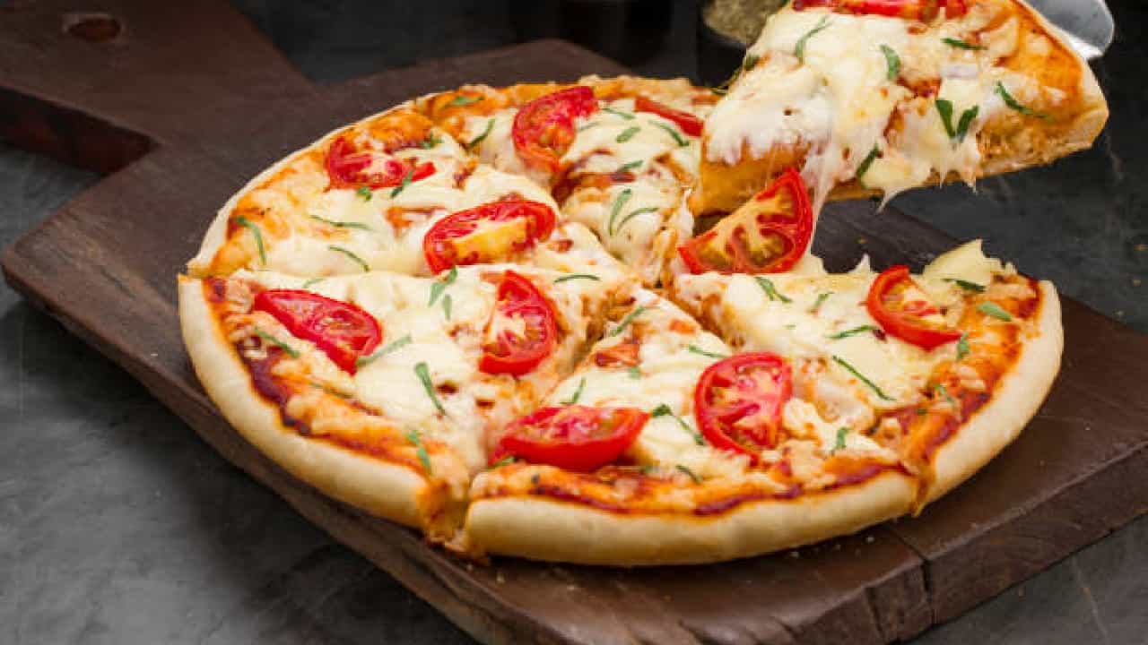 Pizza: ಪಿಜ್ಜಾ ತಿನ್ನೋಕೆ ಇಷ್ಟಾನಾ?; ಅದರ ಅದ್ಭುತ ಪ್ರಯೋಜನಗಳಿವು Pizza: ಪಿಜ್ಜಾ ತಿನ್ನೋಕೆ ಇಷ್ಟಾನಾ?; ಅದರ ಅದ್ಭುತ ಪ್ರಯೋಜನಗಳಿವು