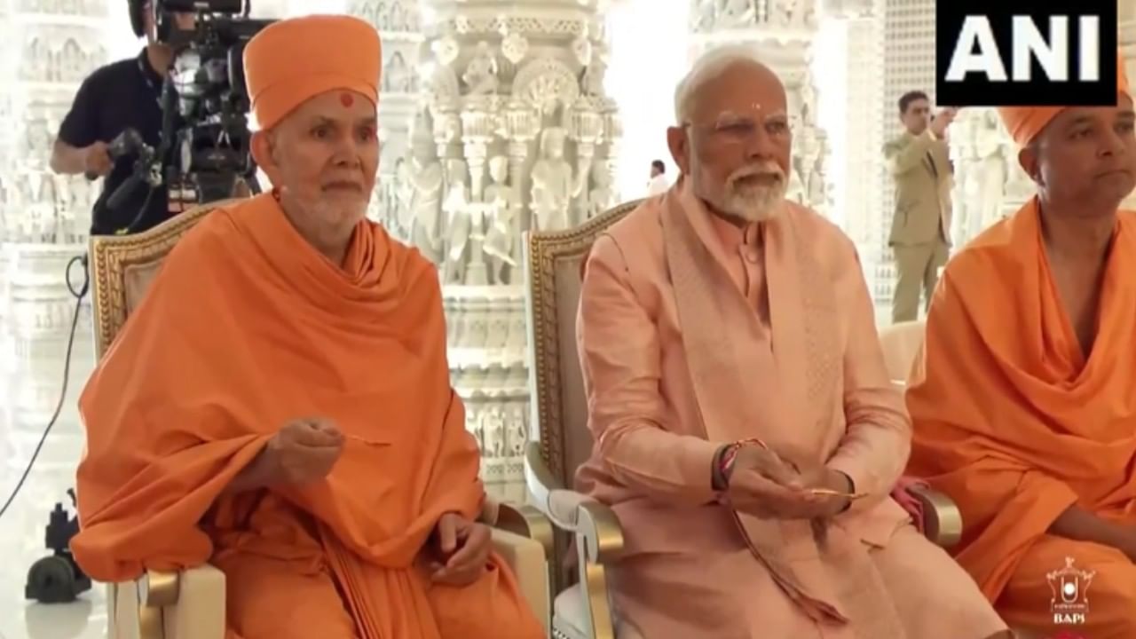 PM Modi UAE Visit: ಅಬುಧಾಬಿಯ ಮೊದಲ ಹಿಂದೂ ದೇವಸ್ಥಾನ ಉದ್ಘಾಟಿಸಿದ ಪಿಎಂ ನರೇಂದ್ರ ಮೋದಿ PM Modi UAE Visit: ಅಬುಧಾಬಿಯ ಮೊದಲ ಹಿಂದೂ ದೇವಸ್ಥಾನ ಉದ್ಘಾಟಿಸಿದ ಪಿಎಂ ನರೇಂದ್ರ ಮೋದಿ