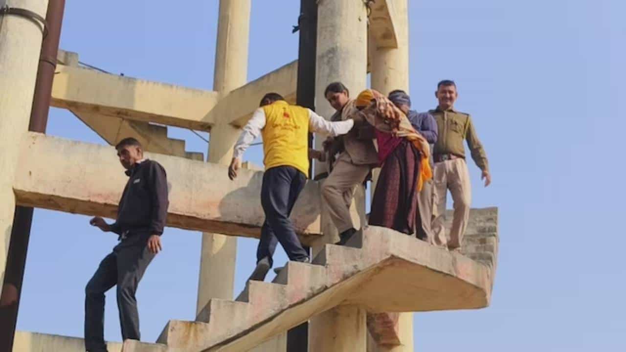 ರಾಜಸ್ಥಾನ: ಆರೋಪಿ ಬಂಧನಕ್ಕೆ ಒತ್ತಾಯಿಸಿ ಬೃಹತ್ ನೀರಿನ ಟ್ಯಾಂಕ್​ ಏರಿ ಪ್ರತಿಭಟಿಸಿದ ಅತ್ಯಾಚಾರ ಸಂತ್ರಸ್ತೆ