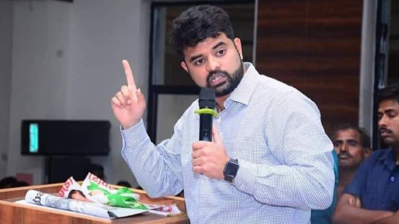 ನಮ್ಮ ರಾಜ್ಯದಲ್ಲಿ ಕಾರ್ಖಾನೆ ನಿರ್ಮಿಸಿ, ನಮ್ಮವರಿಗೇ ಇಲ್ಲ ಕೆಲಸ; ಕ್ರಮಕ್ಕೆ ಸಂಸದ ಪ್ರಜ್ವಲ್ ರೇವಣ್ಣ ಆಗ್ರಹ ನಮ್ಮ ರಾಜ್ಯದಲ್ಲಿ ಕಾರ್ಖಾನೆ ನಿರ್ಮಿಸಿ, ನಮ್ಮವರಿಗೇ ಇಲ್ಲ ಕೆಲಸ; ಕ್ರಮಕ್ಕೆ ಸಂಸದ ಪ್ರಜ್ವಲ್ ರೇವಣ್ಣ ಆಗ್ರಹ