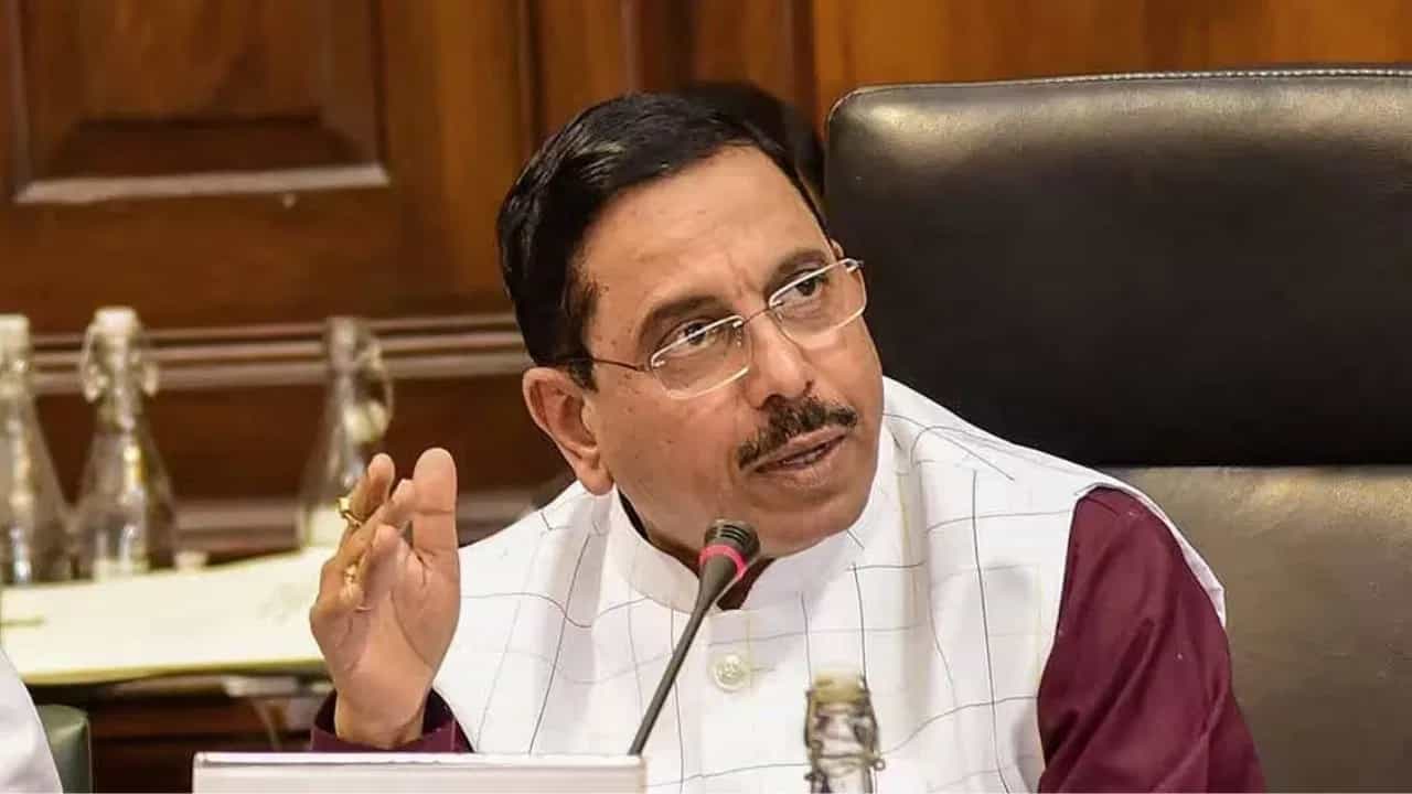 ಅಯೋಧ್ಯೆ ರೈಲಿಗೆ ಬೆಂಕಿ ಹಚ್ಚುವ ಬೆದರಿಕೆ ಹಾಕಿದವರನ್ನು ಒದ್ದು ಒಳಗೆ ಹಾಕಬೇಕು: ಪ್ರಲ್ಹಾದ್ ಜೋಶಿ ಕಿಡಿ ಅಯೋಧ್ಯೆ ರೈಲಿಗೆ ಬೆಂಕಿ ಹಚ್ಚುವ ಬೆದರಿಕೆ ಹಾಕಿದವರನ್ನು ಒದ್ದು ಒಳಗೆ ಹಾಕಬೇಕು: ಪ್ರಲ್ಹಾದ್ ಜೋಶಿ ಕಿಡಿ