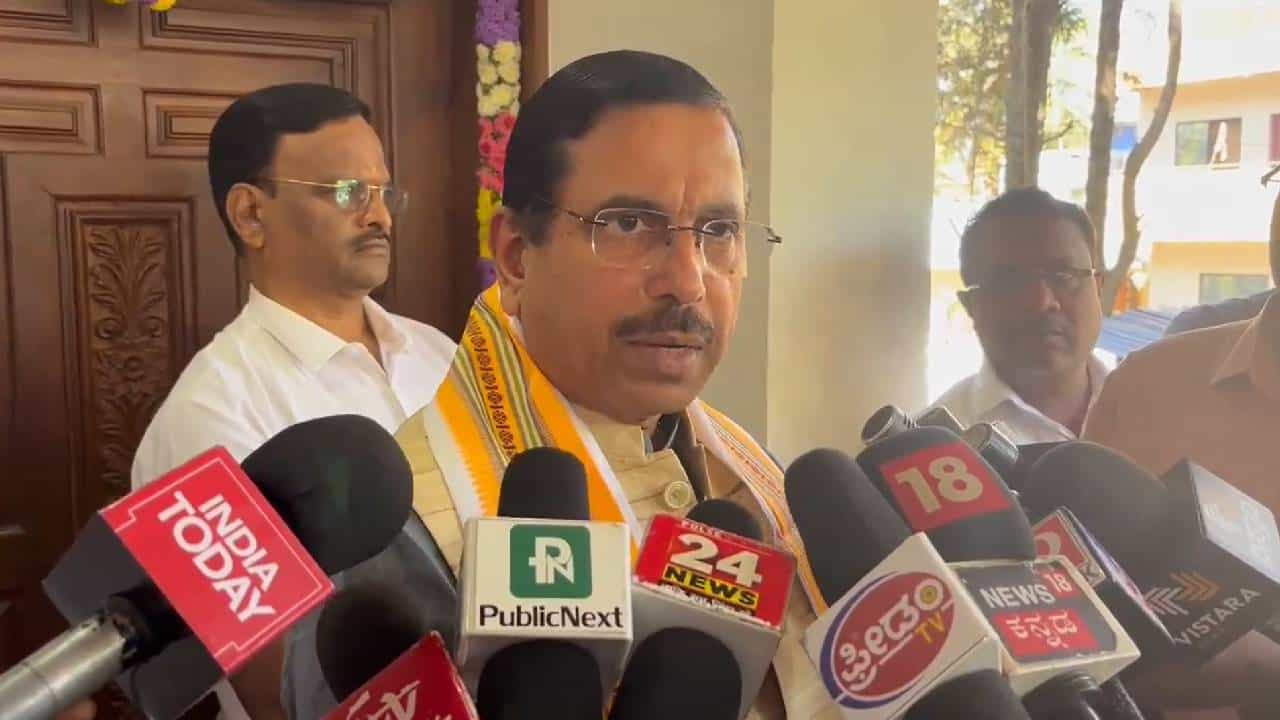 ಸಂಸದೆ ಸುಮಲತಾ ಅಂಬರೀಶ್ ಬಿಜೆಪಿಯಲ್ಲೇ ಇರುತ್ತಾರೆ: ಸಚಿವ ಪ್ರಹ್ಲಾದ ಜೋಶಿ ಸಂಸದೆ ಸುಮಲತಾ ಅಂಬರೀಶ್ ಬಿಜೆಪಿಯಲ್ಲೇ ಇರುತ್ತಾರೆ: ಸಚಿವ ಪ್ರಹ್ಲಾದ ಜೋಶಿ