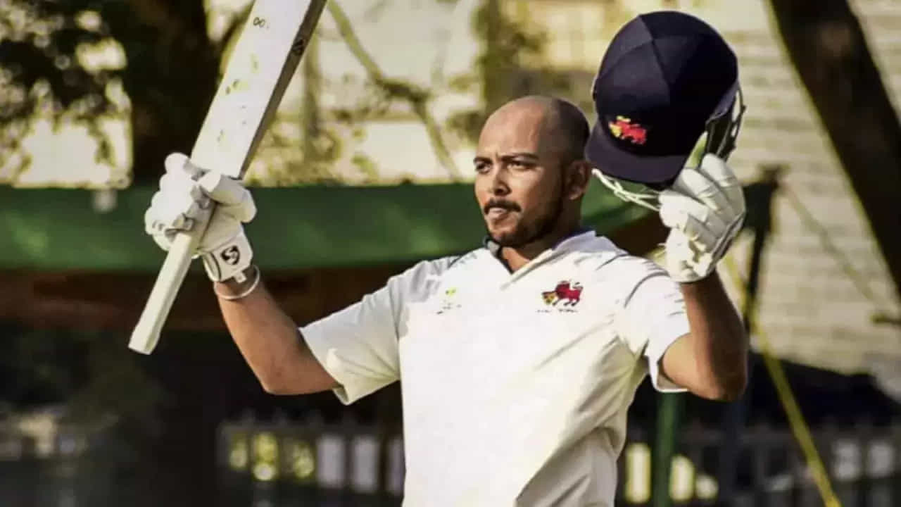 ಕಳಪೆ ಫಾರ್ಮ್ನಿಂದಾಗಿ ಪ್ರಸ್ತುತ ಟೀಂ ಇಂಡಿಯಾದಿಂದ ಹೊರಗುಳಿದಿರುವ ತಂಡದ ಆರಂಭಿಕ ಆಟಗಾರ ಪೃಥ್ವಿ ಶಾ ರಣಜಿ ಟ್ರೋಫಿಯಲ್ಲಿ ಅದ್ಭುತ ಶತಕ ಸಿಡಿಸಿದ್ದಾರೆ. ಈ ಮೂಲಕ ಟೀಂ ಇಂಡಿಯಾದಲ್ಲಿ ಮತ್ತೊಮ್ಮೆ ಅವಕಾಶಗಿಟ್ಟಿಸಿಕೊಳ್ಳಲು ಮೊದಲ ಹೆಜ್ಜೆ ಇಟ್ಟಿದ್ದಾರೆ.