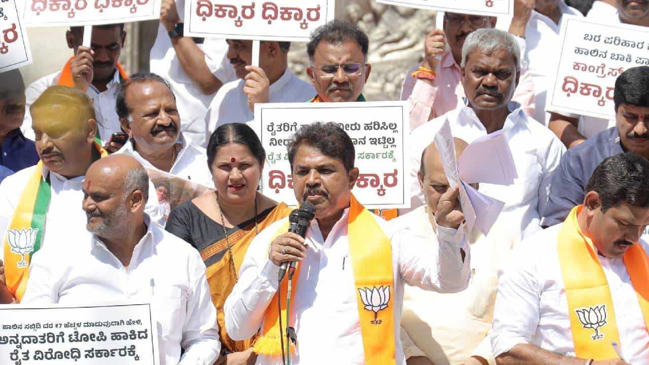 ಸರ್ಕಾರ 80% ಲೂಟಿ ಮಾಡುತ್ತಿದ್ದು, ಮುಖ್ಯಮಂತ್ರಿಗಳೆ ಪೇ ಸಿದ್ದರಾಮಯ್ಯ ಅಂತ ಪೋಸ್ಟರ್ ಅಂಟಿಸಿಕೊಳ್ಳಿ: ಆರ್ ಅಶೋಕ್ ವಾಗ್ದಾಳಿ ಸರ್ಕಾರ 80% ಲೂಟಿ ಮಾಡುತ್ತಿದ್ದು, ಮುಖ್ಯಮಂತ್ರಿಗಳೆ ಪೇ ಸಿದ್ದರಾಮಯ್ಯ ಅಂತ ಪೋಸ್ಟರ್ ಅಂಟಿಸಿಕೊಳ್ಳಿ: ಆರ್ ಅಶೋಕ್ ವಾಗ್ದಾಳಿ