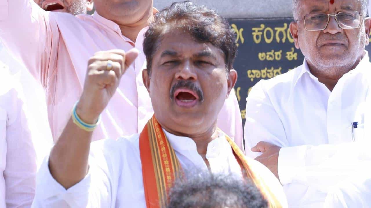 ಫಲಾನುಭವಿಗಳಿಗೆ ತಲುಪದ ಮಾಸಾಶನ: ಪಿಂಚಣಿ ನೀಡಲೂ ಹಣವಿಲ್ಲದ ಶೋಚನೀಯ ಪರಿಸ್ಥಿತಿಯಲ್ಲಿದೆ ಸರ್ಕಾರ; ಆರ್ ಅಶೋಕ್ ಫಲಾನುಭವಿಗಳಿಗೆ ತಲುಪದ ಮಾಸಾಶನ: ಪಿಂಚಣಿ ನೀಡಲೂ ಹಣವಿಲ್ಲದ ಶೋಚನೀಯ ಪರಿಸ್ಥಿತಿಯಲ್ಲಿದೆ ಸರ್ಕಾರ; ಆರ್ ಅಶೋಕ್