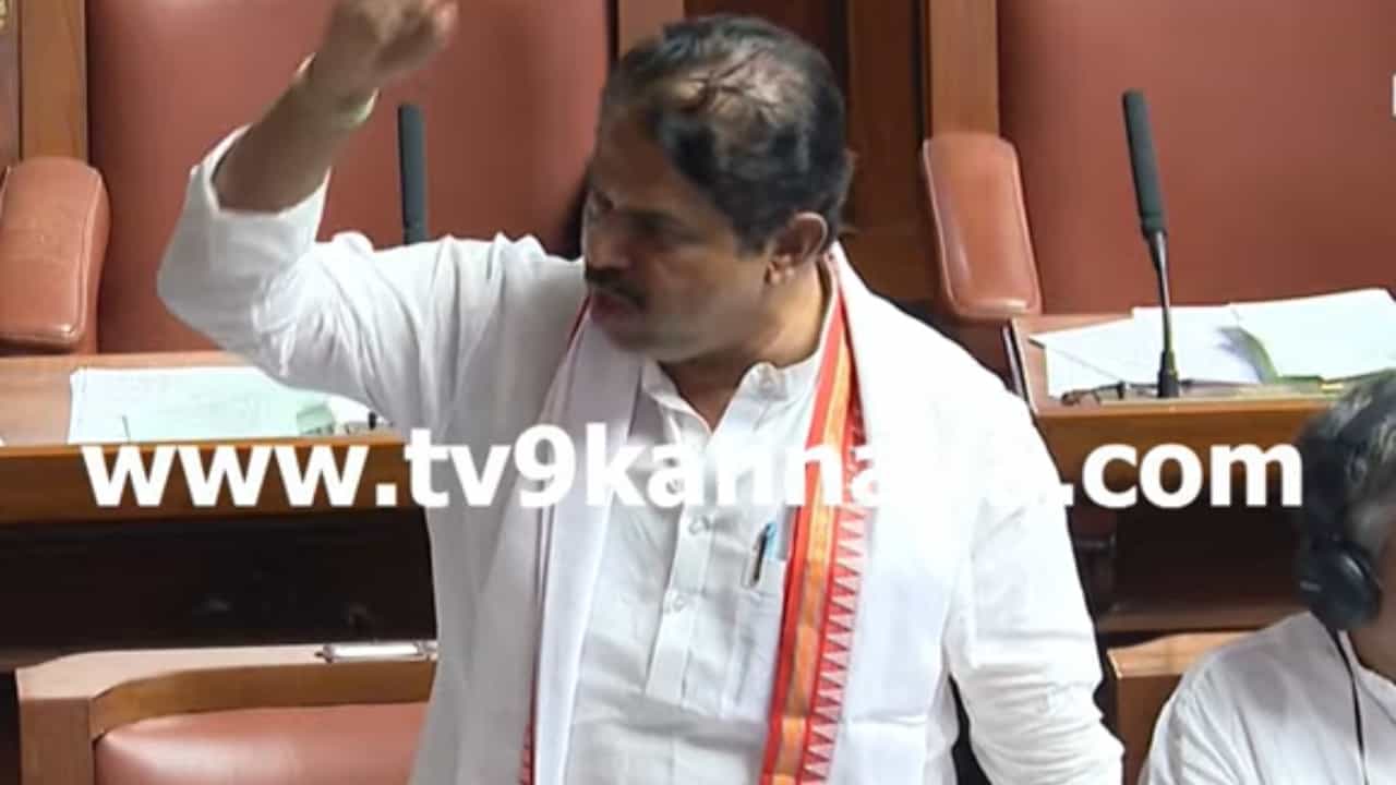 ಪಾಕ್ ಪರ ಘೋಷಣೆ: ರಾಷ್ಟ್ರಧ್ವಜ ಹಿಡಿದು ವಿಧಾನಸಭೆಗೆ ಬಂದ ಬಿಜೆಪಿ ನಾಯಕರು, ಸ್ಪೀಕರ್ ಖಾದರ್ ಆಕ್ಷೇಪ, ಅಶೋಕ್ ರೋಷಾವೇಶ