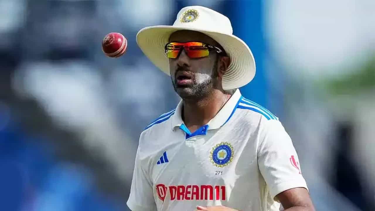 ಟೀಮ್ ಇಂಡಿಯಾದ ಹಿರಿದ ಸ್ಪಿನ್ನರ್ ರವಿಚಂದ್ರನ್ ಅಶ್ವಿನ್ ಇಂಗ್ಲೆಂಡ್ ವಿರುದ್ದದ ಮೂರನೇ ಟೆಸ್ಟ್ ಪಂದ್ಯದಿಂದ ಹೊರಗುಳಿದಿದ್ದಾರೆ. ರಾಜ್ಕೋಟ್ನ ನಿರಂಜನ್ ಶಾ ಸ್ಟೇಡಿಯಂನಲ್ಲಿ ನಡೆಯುತ್ತಿರುವ ಈ ಪಂದ್ಯದ 2ನೇ ದಿನದಾಟದಲ್ಲಿ ಕಾಣಿಸಿಕೊಂಡಿದ್ದ ಅಶ್ವಿನ್ ದಿಢೀರ್ ಮನೆಗೆ ವಾಪಾಸ್ಸಾಗಿದ್ದಾರೆ. ವೈಯುಕ್ತಿಕ ಕಾರಣಗಳಿಂದಾಗಿ ಅವರು ಭಾರತ ತಂಡವನ್ನು ತೊರೆದಿದ್ದು, ಹೀಗಾಗಿ ಮೂರನೇ ಟೆಸ್ಟ್ ಪಂದ್ಯದ ಉಳಿದ ದಿನದಾಟಗಳಿಗೆ ಅಲಭ್ಯರಾಗಲಿದ್ದಾರೆ ಎಂದು ತಿಳಿದು ಬಂದಿದೆ.