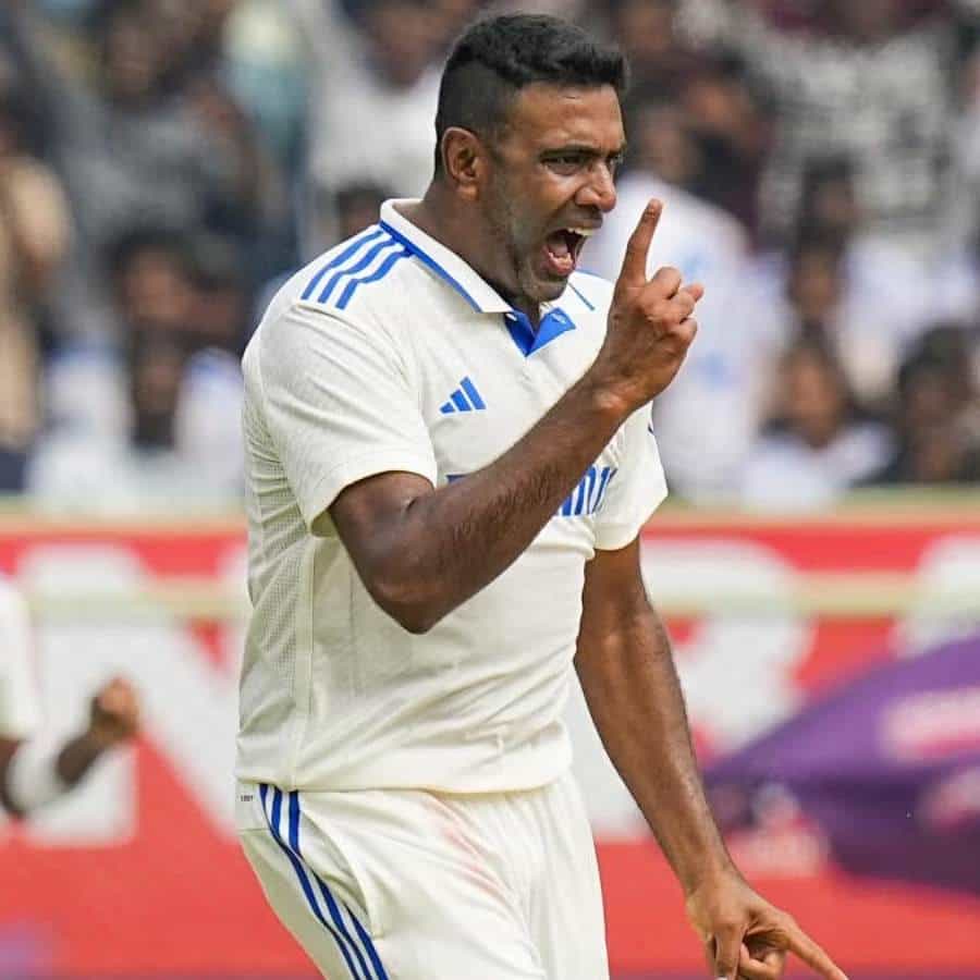 ಭಾರತ ಮತ್ತು ಇಂಗ್ಲೆಂಡ್ ನಡುವಿನ ಮೂರನೇ ಟೆಸ್ಟ್ ಪಂದ್ಯ ರಾಜ್ಕೋಟ್ನಲ್ಲಿ ನಡೆಯುತ್ತಿದೆ. ಇಂದು ಟೆಸ್ಟ್ ಪಂದ್ಯದ ಮೂರನೇ ದಿನ. ಆದರೆ ಮೂರನೇ ದಿನದಾಟದ ಆರಂಭಕ್ಕೂ ಮುನ್ನವೇ ಟೀಮ್ ಇಂಡಿಯಾ ಹಿನ್ನಡೆ ಅನುಭವಿಸಿದೆ. ರವಿಚಂದ್ರನ್ ಅಶ್ವಿನ್ ಇದ್ದಕ್ಕಿದ್ದಂತೆ ಪಂದ್ಯದಿಂದ ಹಿಂದೆ ಸರಿದಿದ್ದಾರೆ.