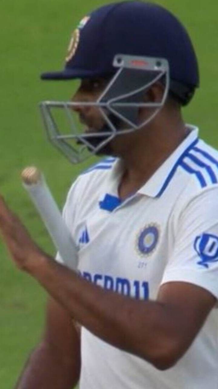 ಎರಡನೇ ಟೆಸ್ಟ್ ಪಂದ್ಯದ ಮೊದಲ ದಿನದಾಟ ಮುಗಿದ ಸಂದರ್ಭ ಆರ್. ಅಶ್ವಿನ್ ವಾಗ್ವಾದ ನಡೆಸುತ್ತಿರುವ ಫೋಟೋಗಳು ವೈರಲ್ ಆಗಿವೆ.