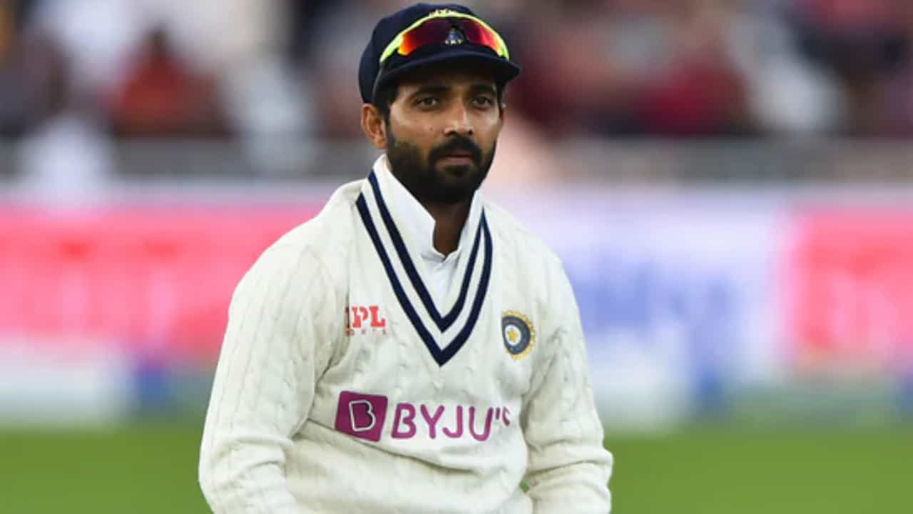 ಕಳಪೆ ಫಾರ್ಮ್ನಿಂದಾಗಿ ಹಲವು ತಿಂಗಳುಗಳಿಂದ ಟೀಂ ಇಂಡಿಯಾದಿಂದ ಹೊರಗುಳಿದಿರುವ ತಂಡದ ಮಾಜಿ ನಾಯಕ ಅಜಿಂಕ್ಯ ರಹಾನೆ ಮತ್ತೊಮ್ಮೆ ತಂಡದಲ್ಲಿ ಅವಕಾಶ ಪಡೆಯುವ ಸಲುವಾಗಿ ಭಾರತದಲ್ಲಿ ನಡೆಯುತ್ತಿರುವ ರಣಜಿ ಟ್ರೋಫಿ ಸೀಸನ್ನಲ್ಲಿ ಮುಂಬೈ ಪರ ಆಡುತ್ತಿದ್ದಾರೆ.
