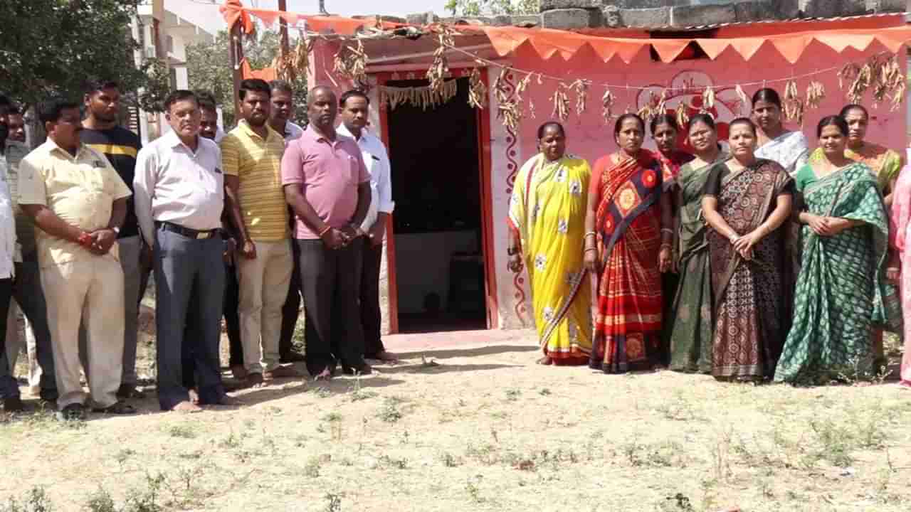 ರಾಯಚೂರು: ದೇವಸ್ಥಾನ ತೆರವುಗೊಳಿಸಿ, ಶಾಲೆ ನಿರ್ಮಾಣಕ್ಕೆ ಸಂಘಟನೆಗಳ ಪಟ್ಟು; ಕೋಮು ಗಲಭೆ ಆತಂಕ