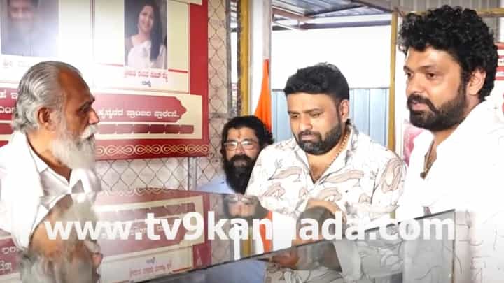 ವಿಡಿಯೋ: ಮಾರಿಗುಡಿ ದೇವಾಲಯಕ್ಕೆ ಭೇಟಿ ನೀಡಿದ ನಟ ರಕ್ಷಿತ್ ಶೆಟ್ಟಿ ವಿಡಿಯೋ: ಮಾರಿಗುಡಿ ದೇವಾಲಯಕ್ಕೆ ಭೇಟಿ ನೀಡಿದ ನಟ ರಕ್ಷಿತ್ ಶೆಟ್ಟಿ