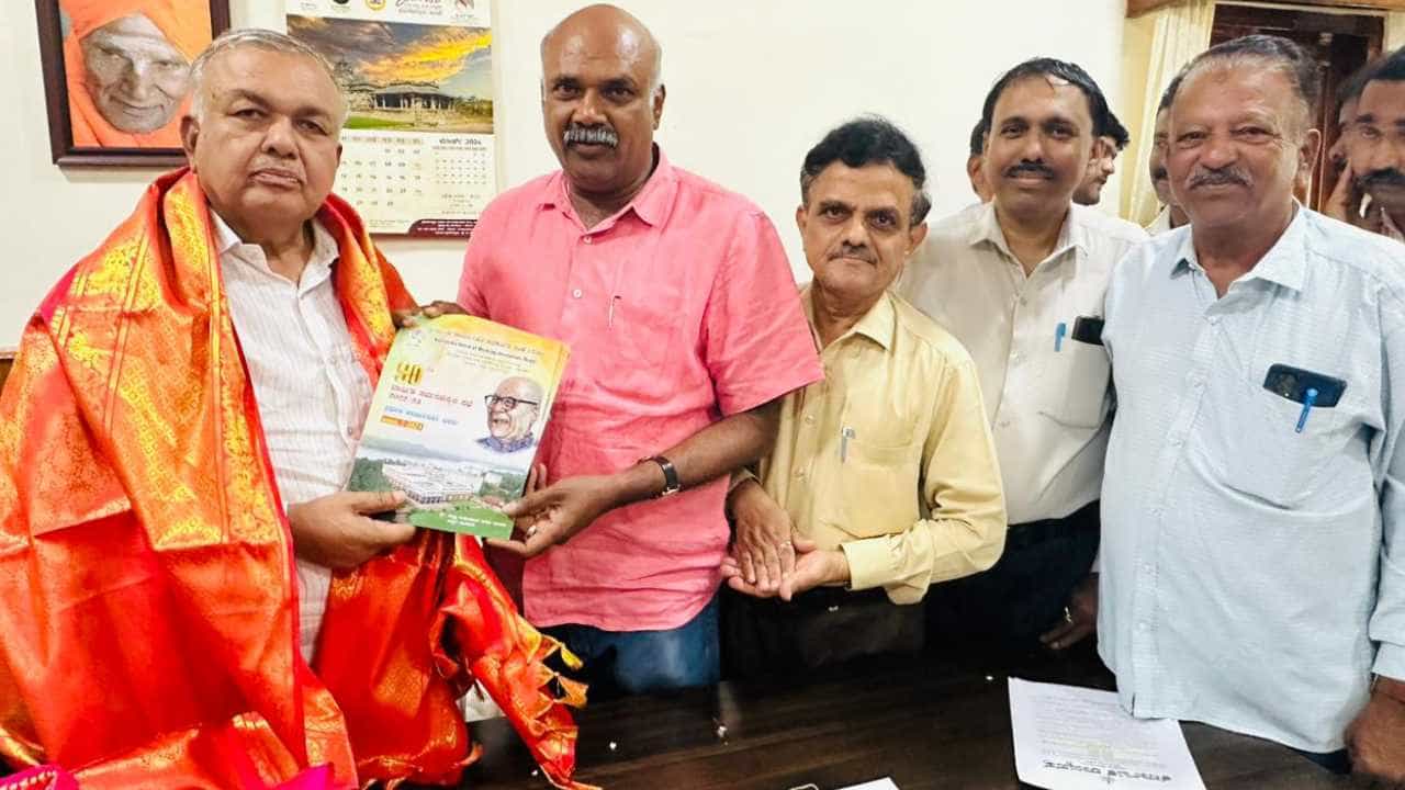 ಪತ್ರಕರ್ತರಿಗೆ ಉಚಿತ ಬಸ್ ಘೋಷಣೆ ಹಿನ್ನೆಲೆ ಸಾರಿಗೆ ಸಚಿವ ರಾಮಲಿಂಗಾರೆಡ್ಡಿಗೆ ಕೆಯುಡಬ್ಲ್ಯೂಜೆ ವತಿಯಿಂದ ಸನ್ಮಾನ ಪತ್ರಕರ್ತರಿಗೆ ಉಚಿತ ಬಸ್ ಘೋಷಣೆ ಹಿನ್ನೆಲೆ ಸಾರಿಗೆ ಸಚಿವ ರಾಮಲಿಂಗಾರೆಡ್ಡಿಗೆ ಕೆಯುಡಬ್ಲ್ಯೂಜೆ ವತಿಯಿಂದ ಸನ್ಮಾನ