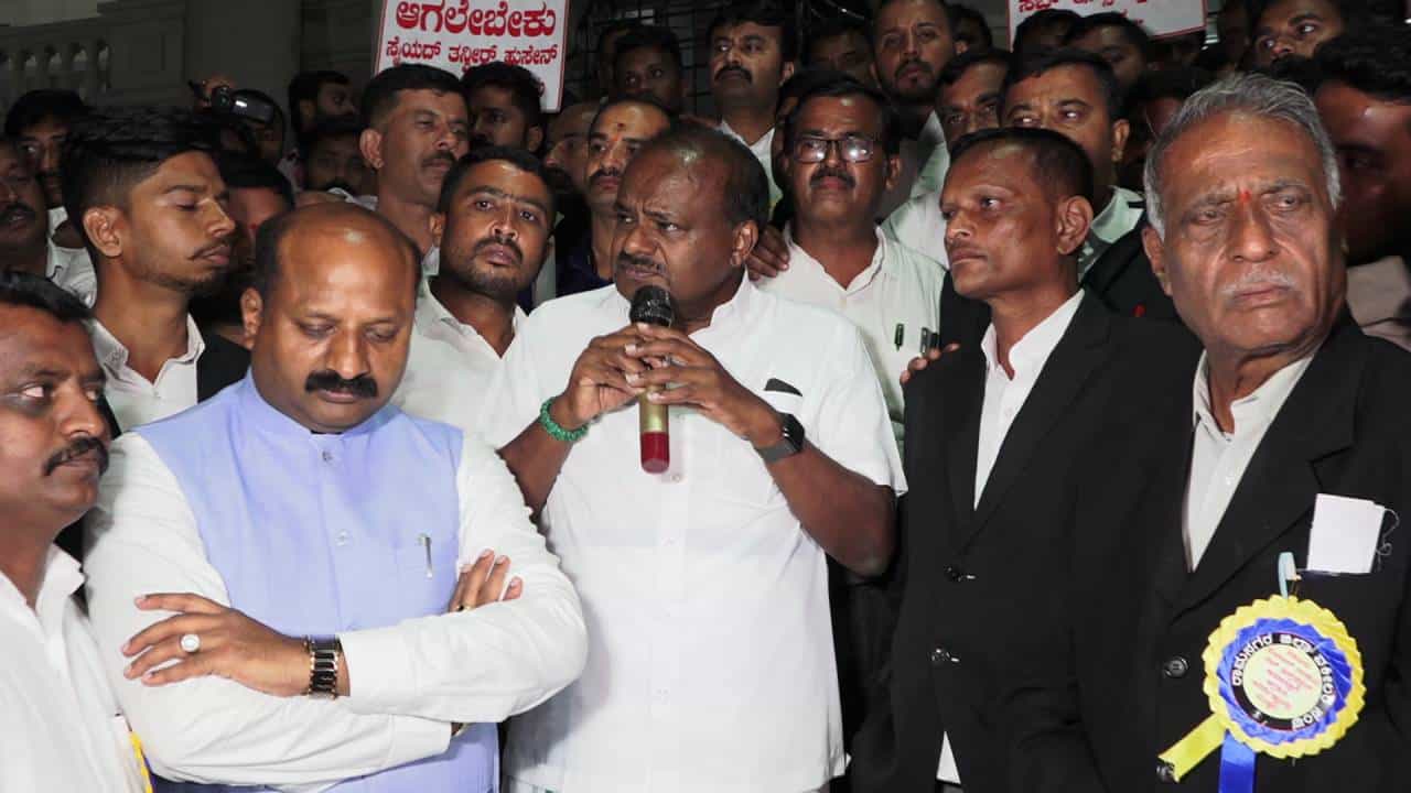 ರಾಮನಗರ ವಕೀಲರ ಪ್ರತಿಭಟನೆ; ಜಿಲ್ಲಾಧಿಕಾರಿ, ಎಸ್ಪಿ, ಪಿಎಸ್ಐ ವರ್ಗಾವಣೆ ಕೋರಿ ರಾಜ್ಯಪಾಲರಿಗೆ ಪತ್ರ ರಾಮನಗರ ವಕೀಲರ ಪ್ರತಿಭಟನೆ; ಜಿಲ್ಲಾಧಿಕಾರಿ, ಎಸ್ಪಿ, ಪಿಎಸ್ಐ ವರ್ಗಾವಣೆ ಕೋರಿ ರಾಜ್ಯಪಾಲರಿಗೆ ಪತ್ರ