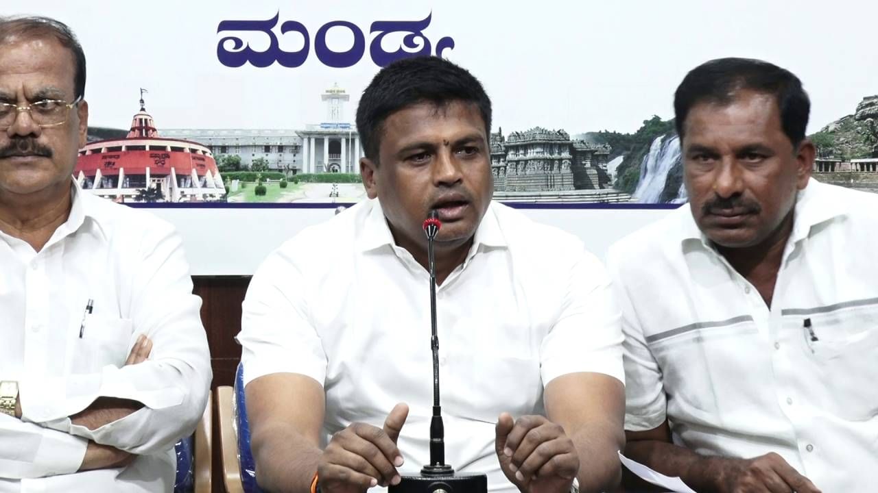 ಮೈಶುಗರ್ ಆವರಣದಲ್ಲಿ ಹೊಸ ಸಕ್ಕರೆ ಕಾರ್ಖಾನೆ ನಿರ್ಮಾಣಕ್ಕೆ ಮಂಡ್ಯದ ಪ್ರತಿ ಮನೆಯಿಂದಲೂ ಮಣ್ಣು ಸಂಗ್ರಹ ಮೈಶುಗರ್ ಆವರಣದಲ್ಲಿ ಹೊಸ ಸಕ್ಕರೆ ಕಾರ್ಖಾನೆ ನಿರ್ಮಾಣಕ್ಕೆ ಮಂಡ್ಯದ ಪ್ರತಿ ಮನೆಯಿಂದಲೂ ಮಣ್ಣು ಸಂಗ್ರಹ