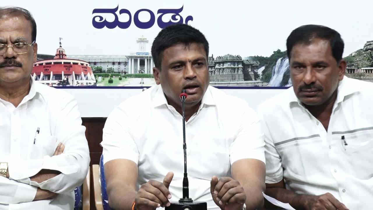 ಮೈಶುಗರ್ ಆವರಣದಲ್ಲಿ ಹೊಸ ಸಕ್ಕರೆ ಕಾರ್ಖಾನೆ ನಿರ್ಮಾಣಕ್ಕೆ ಮಂಡ್ಯದ ಪ್ರತಿ ಮನೆಯಿಂದಲೂ ಮಣ್ಣು ಸಂಗ್ರಹ ಮೈಶುಗರ್ ಆವರಣದಲ್ಲಿ ಹೊಸ ಸಕ್ಕರೆ ಕಾರ್ಖಾನೆ ನಿರ್ಮಾಣಕ್ಕೆ ಮಂಡ್ಯದ ಪ್ರತಿ ಮನೆಯಿಂದಲೂ ಮಣ್ಣು ಸಂಗ್ರಹ