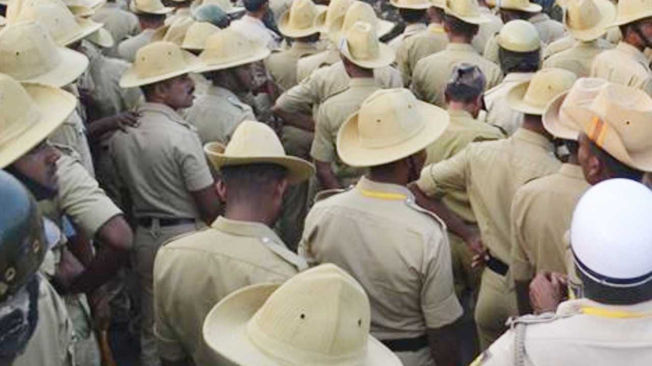 ಫೆ. 25ರಂದು ಪೊಲೀಸ್ ಕಾನ್ಸ್ಟೇಬಲ್ ಪರೀಕ್ಷೆ: ಅಭ್ಯರ್ಥಿಗಳು ಫುಲ್ ಶರ್ಟ್, ಜೀನ್ಸ್ ಪ್ಯಾಂಟ್ ಧರಿಸುವಂತ್ತಿಲ್ಲ ಫೆ. 25ರಂದು ಪೊಲೀಸ್ ಕಾನ್ಸ್ಟೇಬಲ್ ಪರೀಕ್ಷೆ: ಅಭ್ಯರ್ಥಿಗಳು ಫುಲ್ ಶರ್ಟ್, ಜೀನ್ಸ್ ಪ್ಯಾಂಟ್ ಧರಿಸುವಂತ್ತಿಲ್ಲ