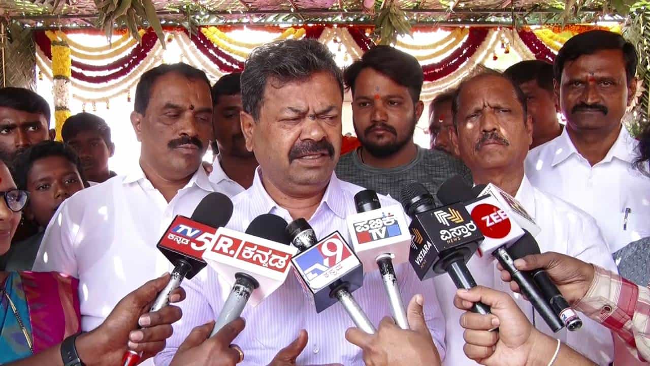 ಕೇಂದ್ರದಿಂದ ಸಮರ್ಪಕ ಅನುದಾನ ಬಂದಿಲ್ಲ, ಕಾಂಗ್ರೆಸ್ ಆರೋಪ: ಸಿದ್ದರಾಮಯ್ಯ, ಡಿಕೆಶಿಯನ್ನ ಚರ್ಚೆಗೆ ಆಹ್ವಾನಿಸಿದ ರೇಣುಕಾಚಾರ್ಯ ಕೇಂದ್ರದಿಂದ ಸಮರ್ಪಕ ಅನುದಾನ ಬಂದಿಲ್ಲ, ಕಾಂಗ್ರೆಸ್ ಆರೋಪ: ಸಿದ್ದರಾಮಯ್ಯ, ಡಿಕೆಶಿಯನ್ನ ಚರ್ಚೆಗೆ ಆಹ್ವಾನಿಸಿದ ರೇಣುಕಾಚಾರ್ಯ