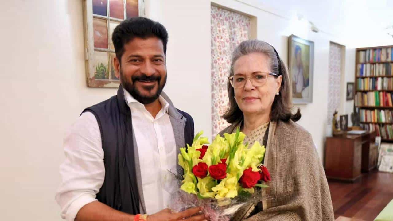 ನೀವು ನಮಗೆಲ್ಲಾ ತಾಯಿ ಇದ್ದ ಹಾಗೆ, ಚುನಾವಣೆಯಲ್ಲಿ ತೆಲಂಗಾಣದಿಂದಲೇ ಸ್ಪರ್ಧಿಸಬೇಕು: ಸೋನಿಯಾ ಬಳಿ ಸಿಎಂ ರೇವಂತ್ ರೆಡ್ಡಿ ಮನವಿ ನೀವು ನಮಗೆಲ್ಲಾ ತಾಯಿ ಇದ್ದ ಹಾಗೆ, ಚುನಾವಣೆಯಲ್ಲಿ ತೆಲಂಗಾಣದಿಂದಲೇ ಸ್ಪರ್ಧಿಸಬೇಕು: ಸೋನಿಯಾ ಬಳಿ ಸಿಎಂ ರೇವಂತ್ ರೆಡ್ಡಿ ಮನವಿ