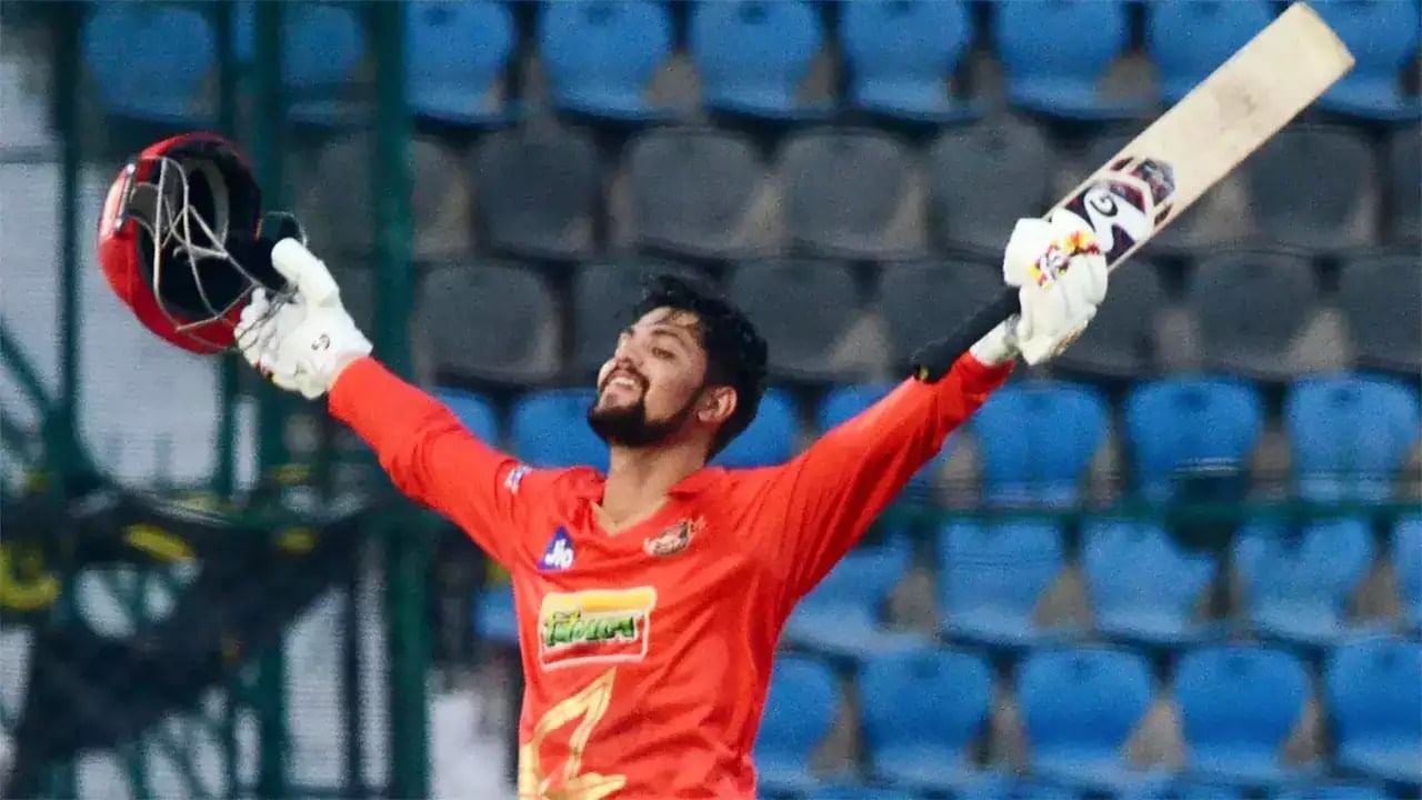ದೇಶೀಯ ಅಂಗಳದಲ್ಲಿ ನಡೆಯುತ್ತಿರುವ 23 ವರ್ಷದೊಳಗಿನವರ ಸಿಕೆ ನಾಯ್ದು ಟ್ರೋಫಿ ಪಂದ್ಯಾವಳಿಯಲ್ಲಿ ಯುವ ಬ್ಯಾಟರ್ ಸಮೀರ್ ರಿಝ್ವಿ ಸ್ಪೋಟಕ ದ್ವಿಶತಕ ಬಾರಿಸಿ ಅಬ್ಬರಿಸಿದ್ದಾರೆ. ಗ್ರೀನ್ ಪಾರ್ಕ್ ಮೈದಾನದಲ್ಲಿ ನಡೆಯುತ್ತಿರುವ ಕ್ವಾರ್ಟರ್ ಫೈನಲ್ ಪಂದ್ಯದಲ್ಲಿ ಉತ್ತರ ಪ್ರದೇಶ ಮತ್ತು ಸೌರಾಷ್ಟ್ರ ತಂಡಗಳು ಮುಖಾಮುಖಿಯಾಗಿದೆ.