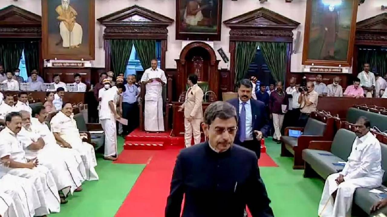 ಅಧಿವೇಶನಕ್ಕೂ ಮುನ್ನ ರಾಷ್ಟ್ರಗೀತೆಗೆ ತಮಿಳುನಾಡು ಸರ್ಕಾರ ವಿರೋಧ, ಭಾಷಣ ತಿರಸ್ಕರಿಸಿ ಹೊರ ನಡೆದ ರಾಜ್ಯಪಾಲ ರವಿ ಅಧಿವೇಶನಕ್ಕೂ ಮುನ್ನ ರಾಷ್ಟ್ರಗೀತೆಗೆ ತಮಿಳುನಾಡು ಸರ್ಕಾರ ವಿರೋಧ, ಭಾಷಣ ತಿರಸ್ಕರಿಸಿ ಹೊರ ನಡೆದ ರಾಜ್ಯಪಾಲ ರವಿ