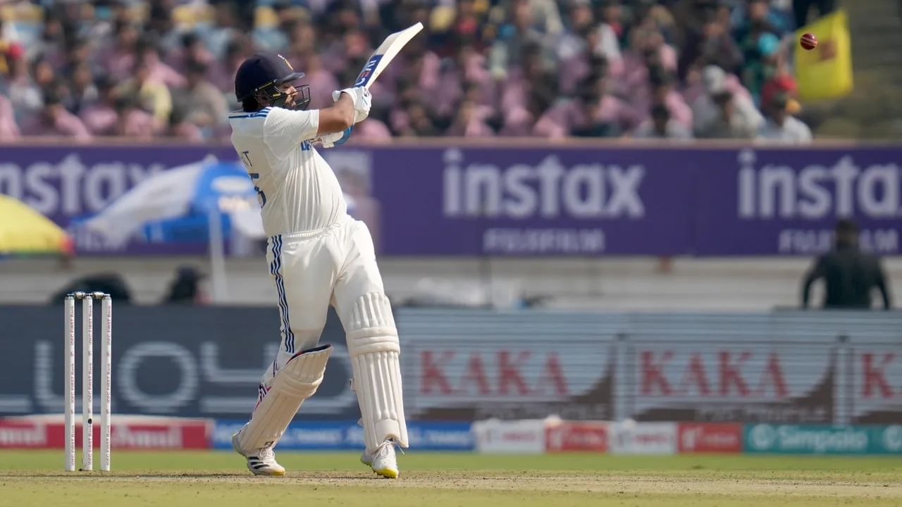 ಇಂಗ್ಲೆಂಡ್ ವಿರುದ್ಧದ 3ನೇ ಟೆಸ್ಟ್ ಪಂದ್ಯದಲ್ಲಿ 2 ಭರ್ಜರಿ ಸಿಕ್ಸರ್​ ಸಿಡಿಸುವುದರೊಂದಿಗೆ ಟೀಮ್ ಇಂಡಿಯಾ ಪರ ಟೆಸ್ಟ್​ನಲ್ಲಿ ಅತ್ಯಧಿಕ ಸಿಕ್ಸ್ ಬಾರಿಸಿದ 2ನೇ ಬ್ಯಾಟರ್ ಎನಿಸಿಕೊಂಡಿದ್ದಾರೆ. ಭಾರತದ ಪರ 97 ಇನಿಂಗ್ಸ್​ ಆಡಿರುವ ರೋಹಿತ್ ಶರ್ಮಾ ಇದುವರೆಗೆ 79 ಸಿಕ್ಸರ್​ಗಳನ್ನು ಬಾರಿಸಿದ್ದಾರೆ. 
